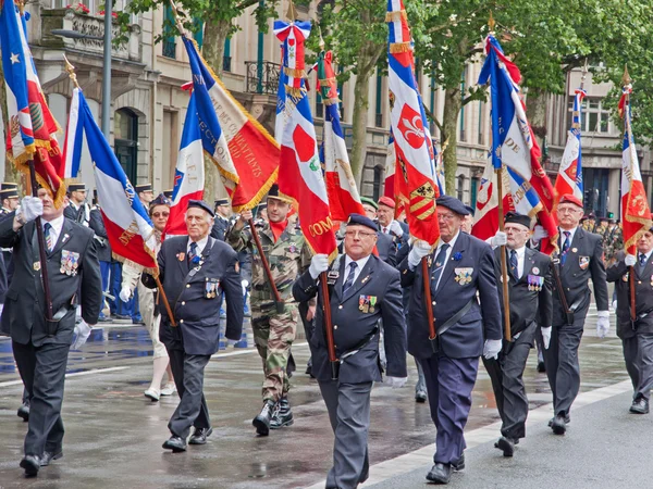 Veteranos marchando — Foto de Stock