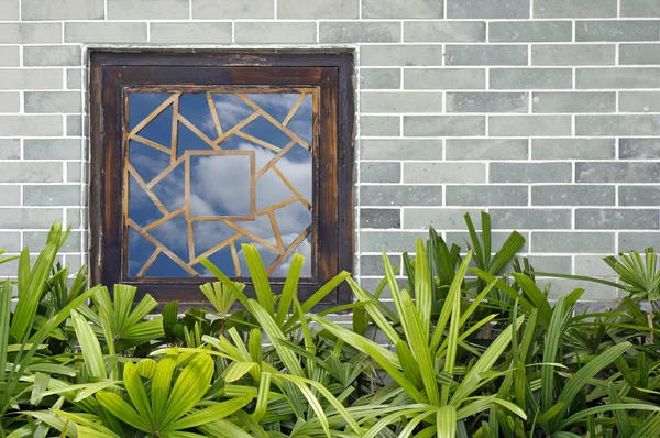 Fenêtre sur mur de briques — Photo