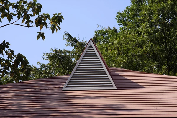 Driehoek vorm dakraam — Stockfoto