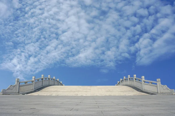 Pont de pierre sur ciel bleu — Photo