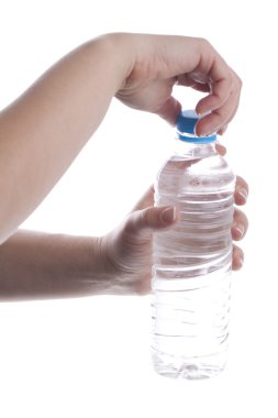 kadın bir şişe su açma
