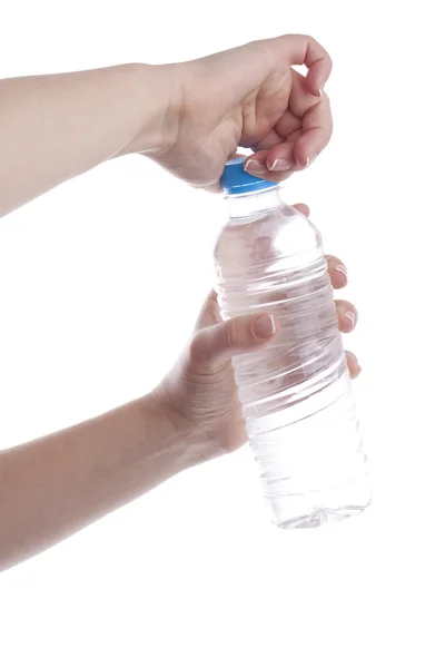 Kvinnan öppnar en flaska vatten — Stockfoto