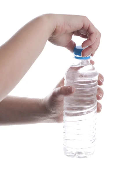 Mujer está abriendo una botella de agua — Foto de Stock