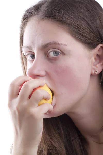 Donna che mangia mela — Foto Stock