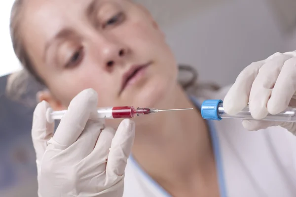 Injecção de sangue no tubo de ensaio — Fotografia de Stock