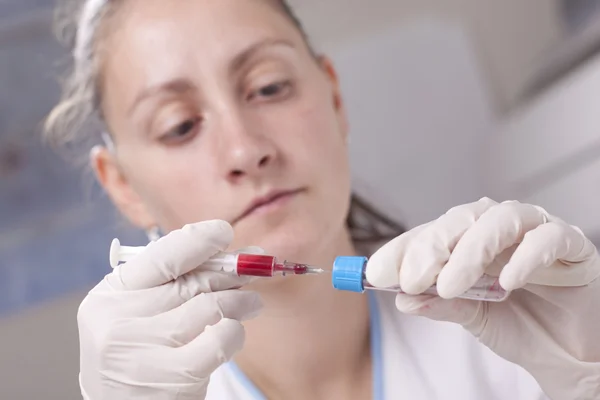 Injecteren van bloed in de reageerbuis — Stockfoto