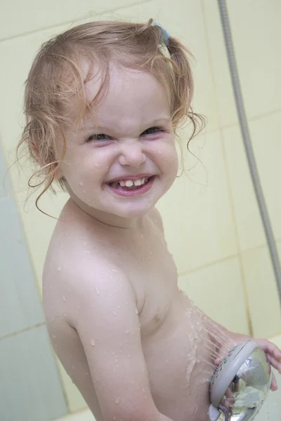 La fille prend un bain. — Photo