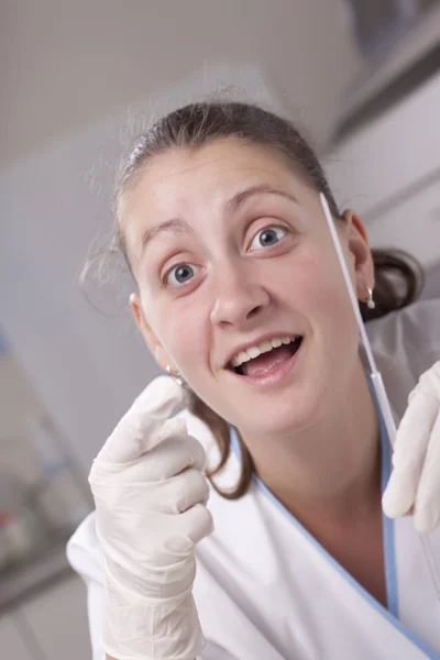 Γυναίκα στο εργαστήριο κάνοντας αστεία όψεις — Φωτογραφία Αρχείου