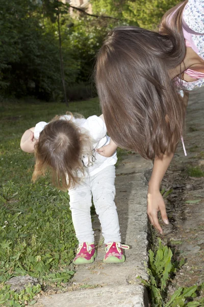 Moeder met kleine meisje — Stockfoto
