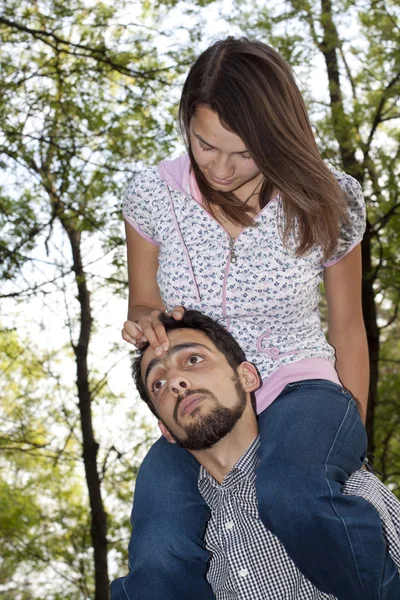 Paar spielt im Park — Stockfoto