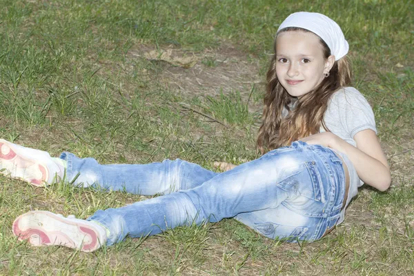 Meisje op gras — Stockfoto