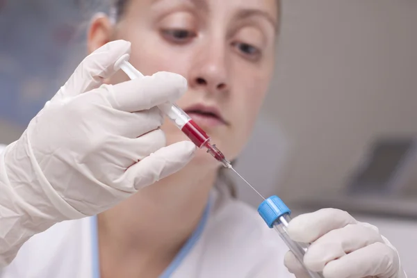 Injecteren van bloed in de reageerbuis — Stockfoto