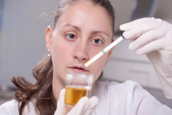 Mulher fazendo teste de urina — Fotografia de Stock