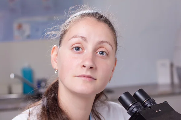 Doctora joven con microscopio — Foto de Stock