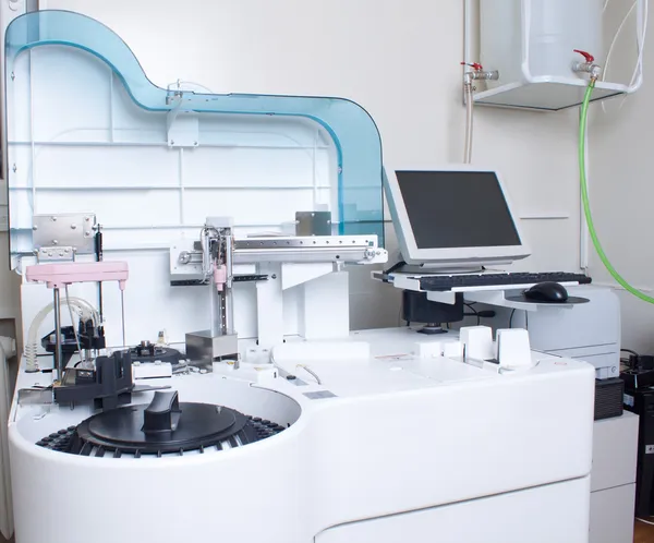 Laboratório analisando equipamentos médicos . Imagem De Stock