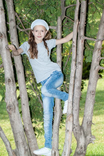 Lány egy a fa — Stock Fotó