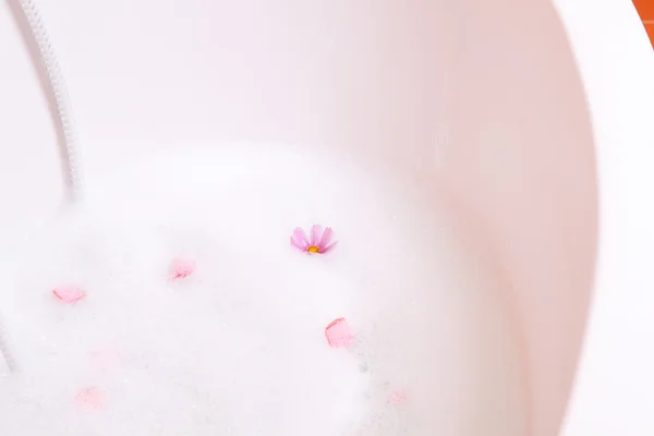 Bagno di bolle con fiori — Foto Stock