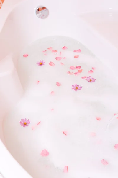 Пузырьковая ванна с цветами — стоковое фото