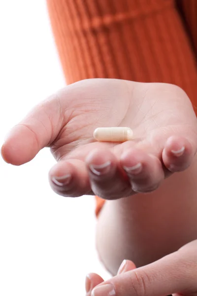 Mulher mão segurando pílulas — Fotografia de Stock