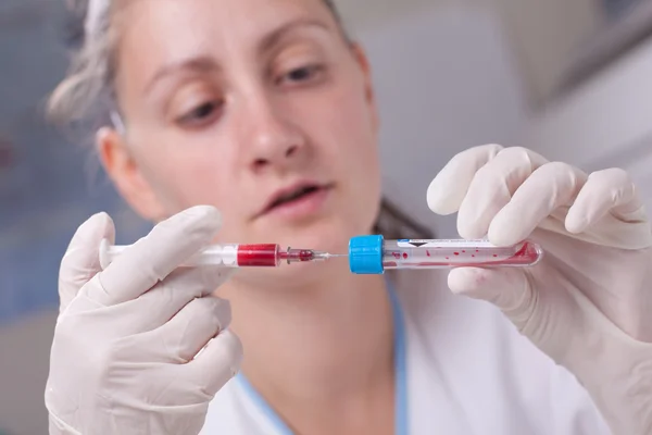 Iniezione di sangue in provetta — Foto Stock