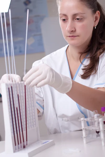 Kobieta lekarz robi badanie szybkości sedymentacji erytrocytów — Zdjęcie stockowe