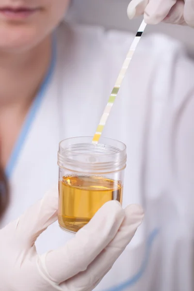 Donna che fa il test delle urine — Foto Stock