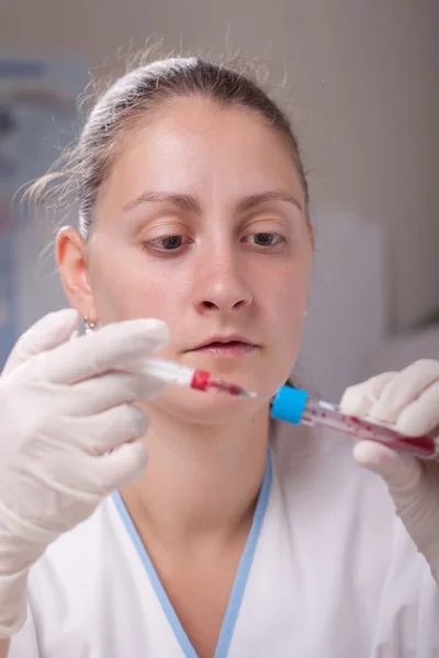 Injecção de sangue no tubo de ensaio — Fotografia de Stock