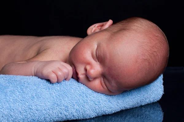 Novorozence na ručník — Stock fotografie