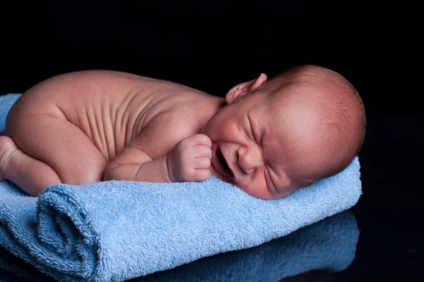 Recién nacido con toalla —  Fotos de Stock