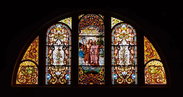 스테인드 글라스 하이 로우 교회 창 — 스톡 사진