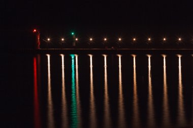 Deniz feneri ve causeway yansıyan ışıklar