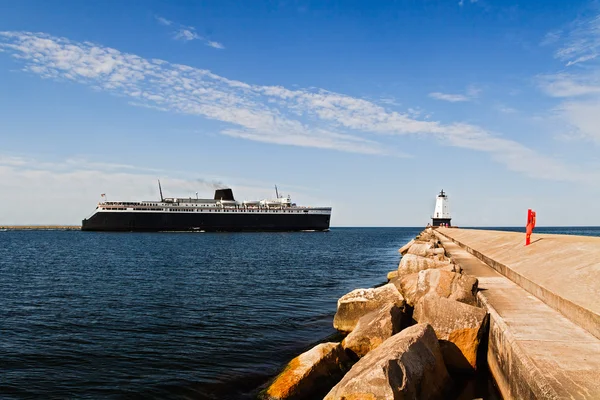 Gemi ve ludington ışık — Stok fotoğraf