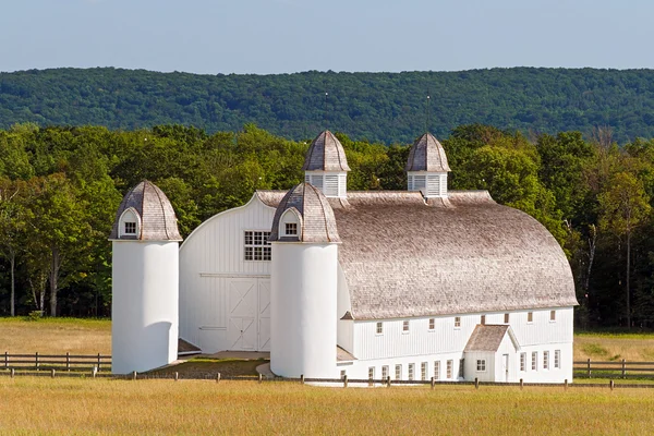 Историческая ферма DH Day Farm Barn — стоковое фото