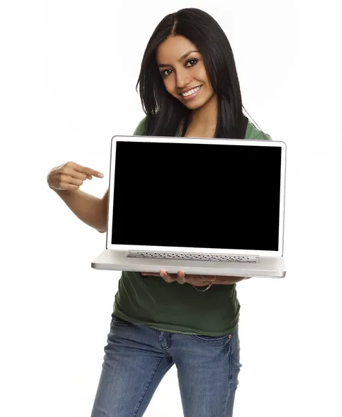 Hezká mladá žena drží přenosný počítač — Stock fotografie