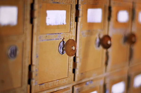 Старовинна поштова скринька з ключем — стокове фото