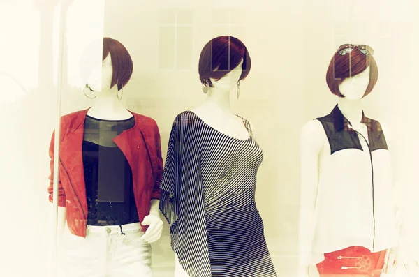Mode mannequins in venster — Stockfoto