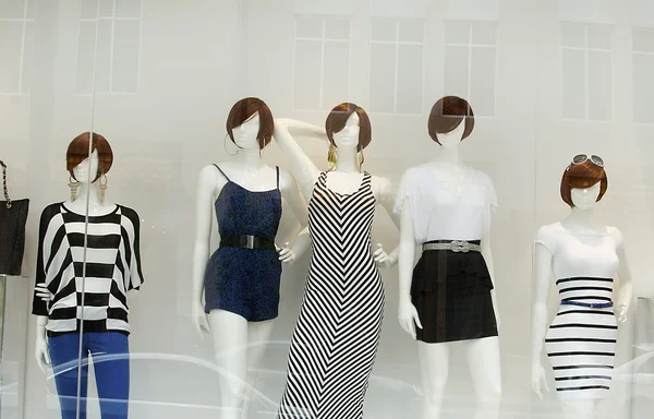 Manequins de moda na janela — Fotografia de Stock