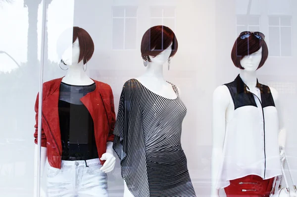 Manequins de moda na janela — Fotografia de Stock