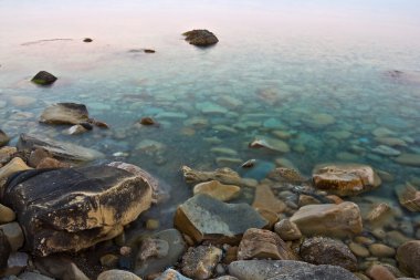 Zümrüt deniz ve bir taş