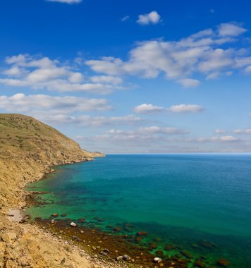 Zümrüt deniz ve kayalık sahil