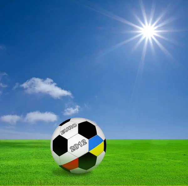 Bola de futebol em um campo verde — Fotografia de Stock