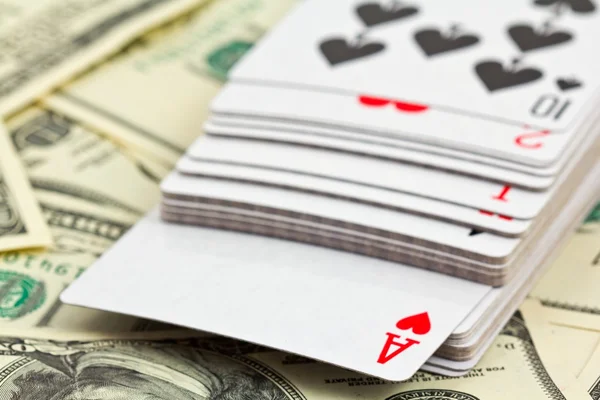 Spelkort på pengar bakgrund — Stockfoto