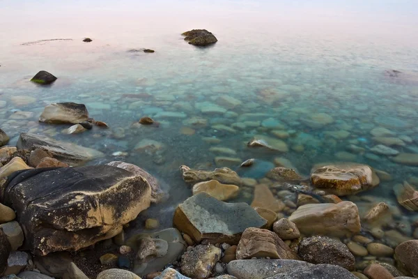 Smaragdgröna havet och en stenar — Stockfoto