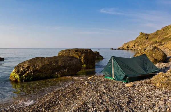 Turistiska camp på ett hav som kostar — Stockfoto
