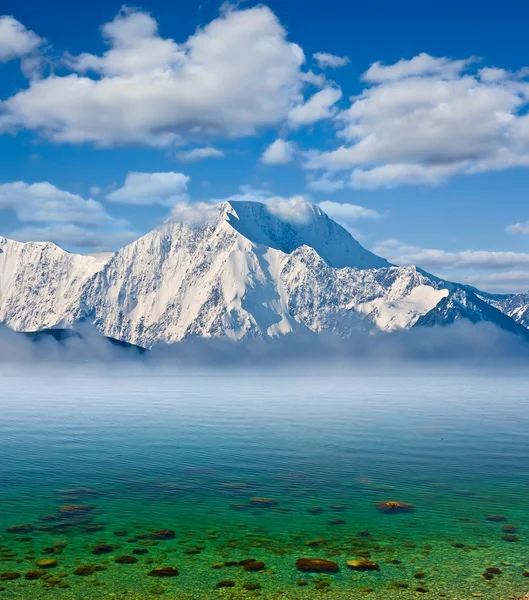 Schneebedeckte Berge und smaragdgrünes Meer — Stockfoto