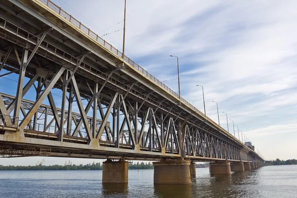 Järnvägsbro över en flod — Stockfoto