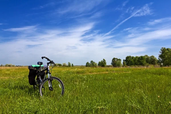 Велосипед среди зеленых холмов — стоковое фото