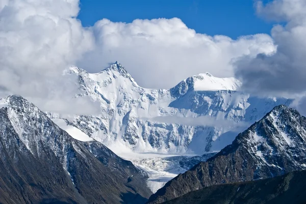 Bergkamm in den Wolken — Stockfoto