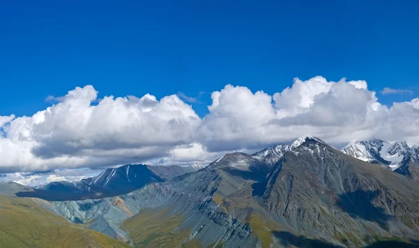 Panorama majestueux des montagnes — Photo