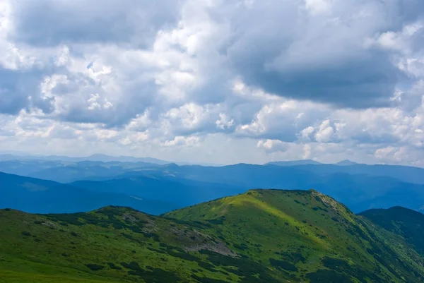 Зеленые горы под плотными облаками — стоковое фото